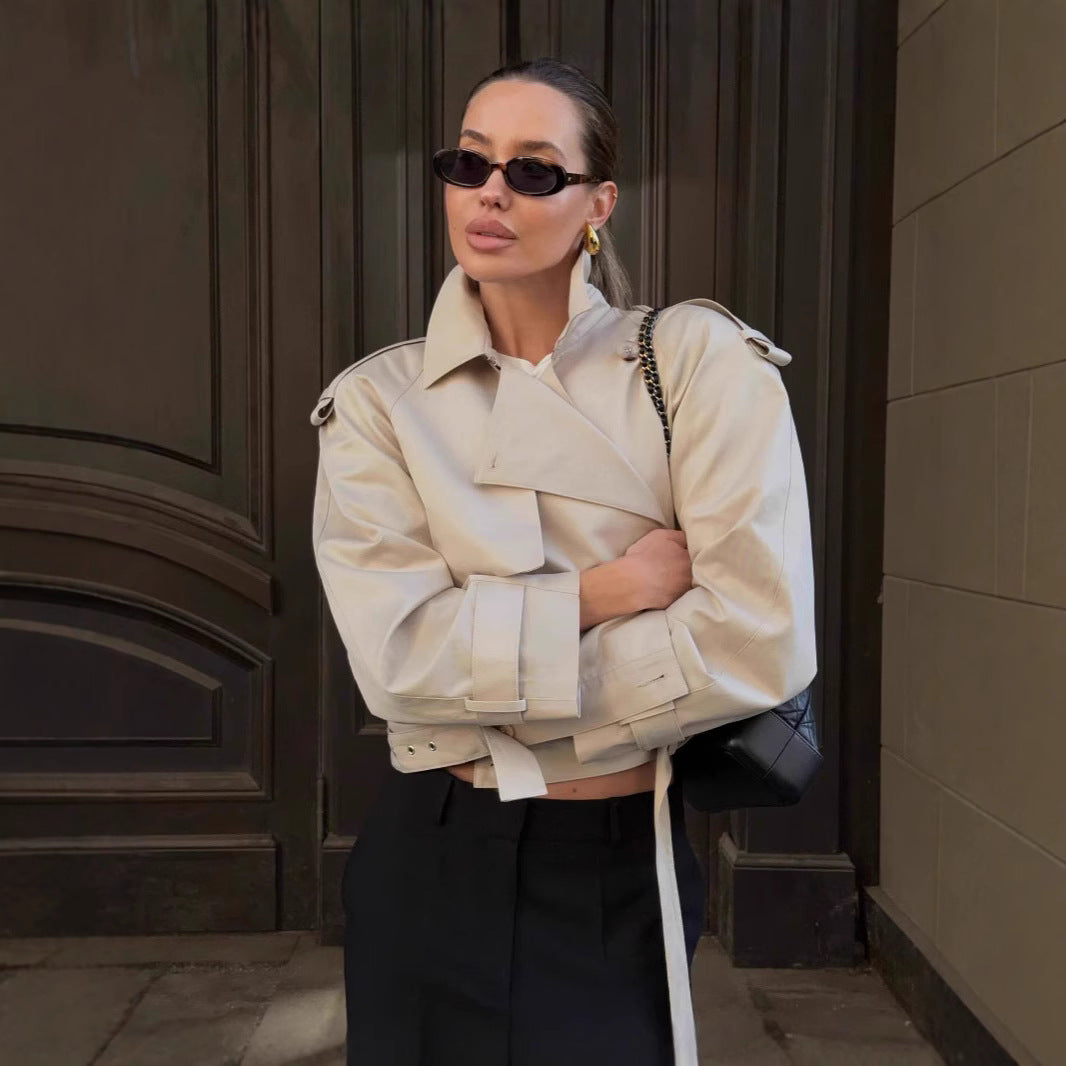 Damer elegant trenchjacka med innovativ klipp och praktiska detaljer Eva Jonsson-Eva Jonsson