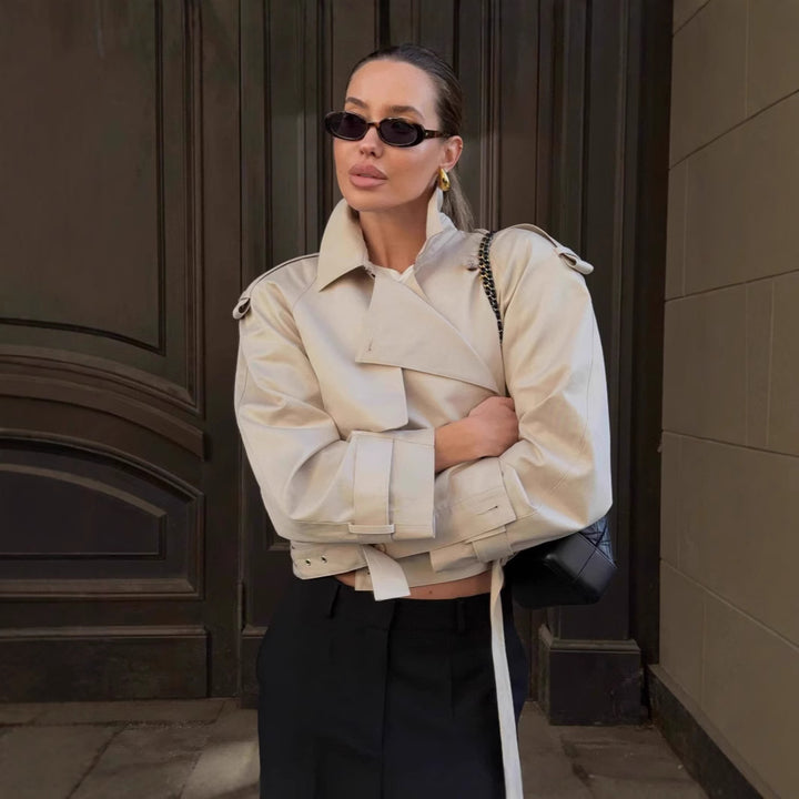 Damer elegant trenchjacka med innovativ klipp och praktiska detaljer Eva Jonsson-Eva Jonsson