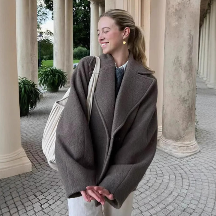 Damer elegant ull peacoat med djup krage och praktiska fickor Mirla-Eva Jonsson