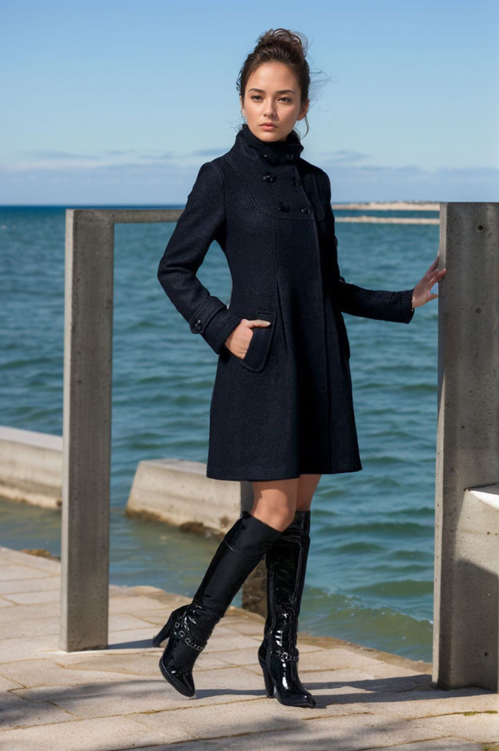 Damer elegant ullkappa med modern krage och praktiska fickor Mirla-Eva Jonsson