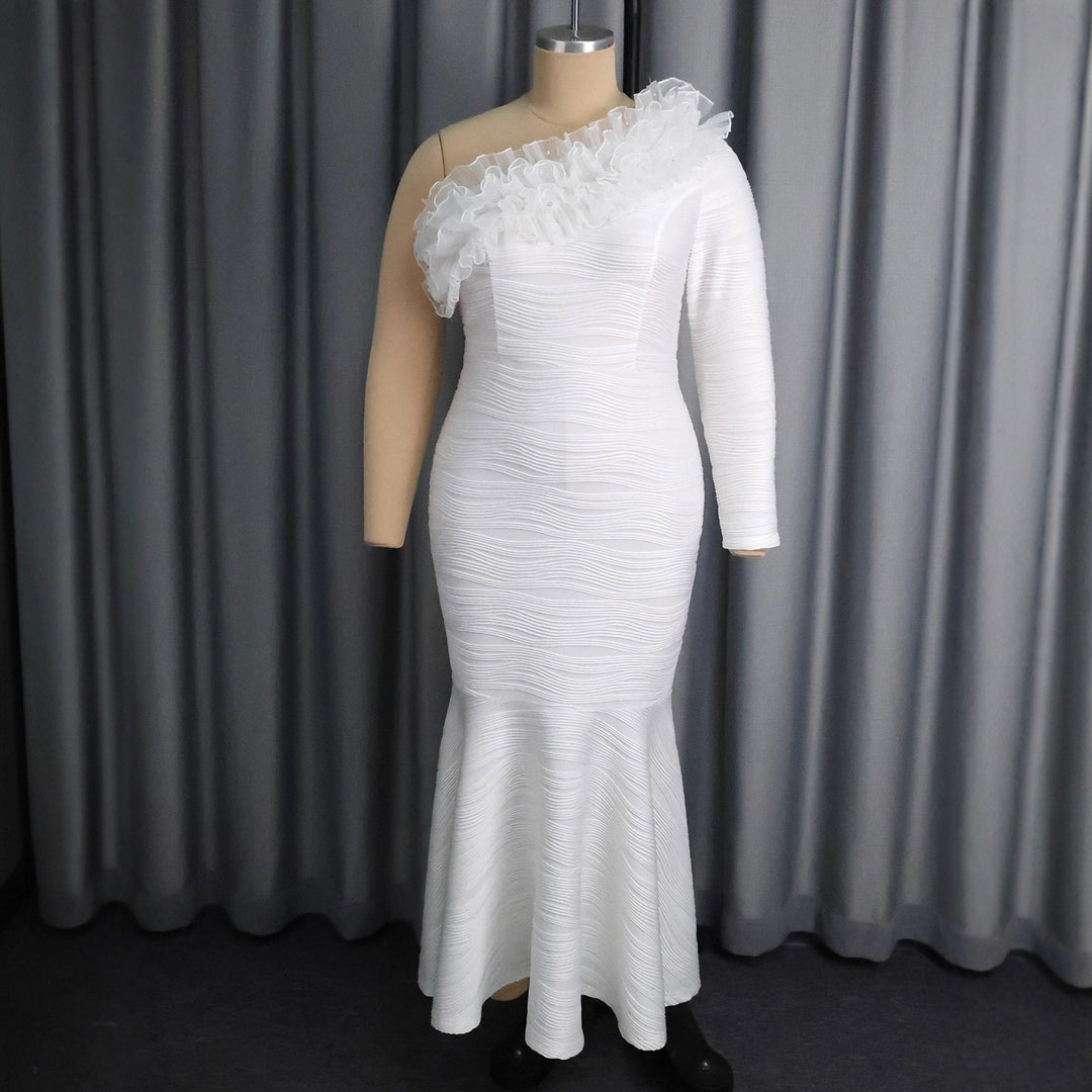 Damer elegant vacklade klänning med volanger och asymmetrisk halsringning Mirla-Eva Jonsson