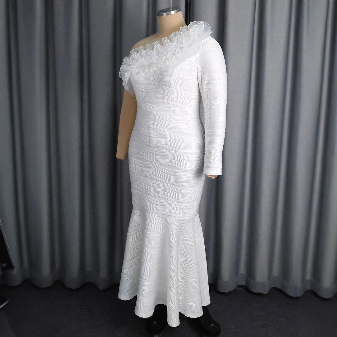 Damer elegant vacklade klänning med volanger och asymmetrisk halsringning Mirla-Eva Jonsson