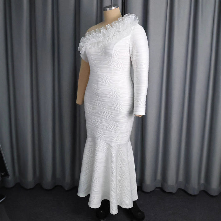 Damer elegant vacklade klänning med volanger och asymmetrisk halsringning Mirla-Eva Jonsson
