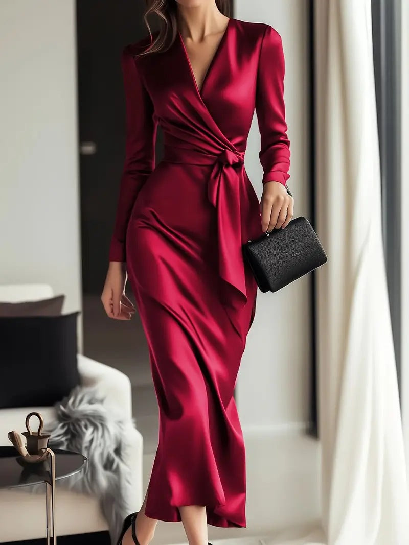 Damer elegant wrap-klänning med djup V-ringning och figursydd silhuett Mirla-Eva Jonsson