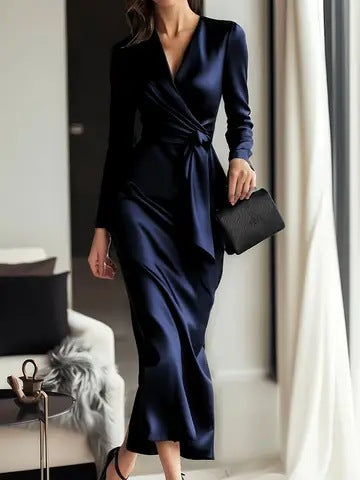 Damer elegant wrap-klänning med djup V-ringning och figursydd silhuett Mirla-Eva Jonsson