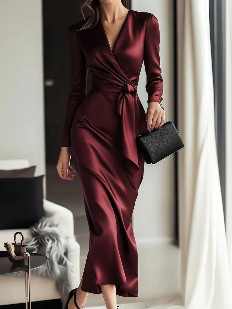Damer elegant wrap-klänning med djup V-ringning och figursydd silhuett Mirla-Eva Jonsson