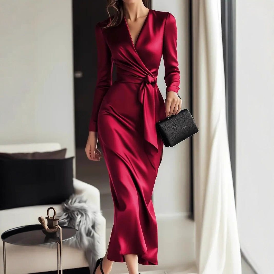 Damer elegant wrap-klänning med djup V-ringning och figursydd silhuett Mirla-Eva Jonsson