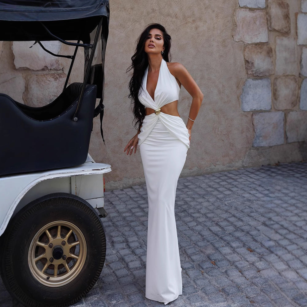 Damer elegant wrap maxiklänning med djup V-ringning och gyllene accenter Mirla-Eva Jonsson