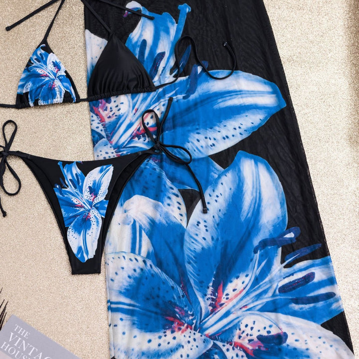 Damer eleganta bikinis med blommig kappa Mirla-Eva Jonsson