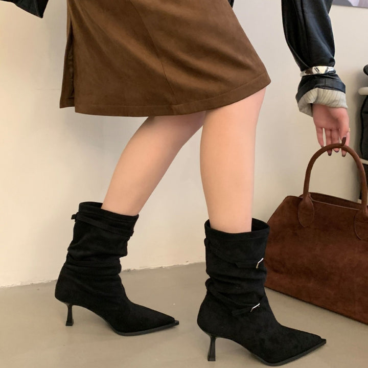 Damer eleganta stövletter i söt mocka med elegant veckt design och kittenklack Mirla-Eva Jonsson