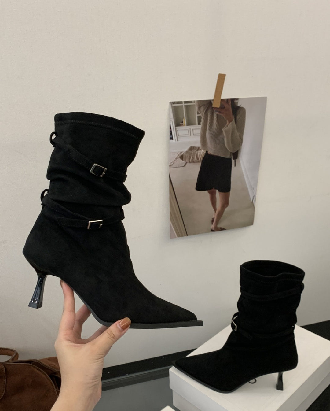 Damer eleganta stövletter i söt mocka med elegant veckt design och kittenklack Mirla-Eva Jonsson