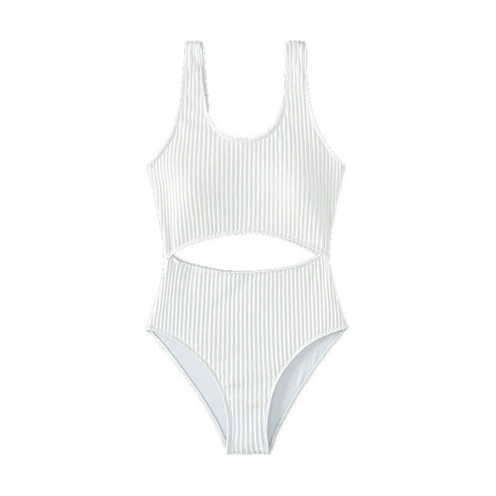 Damer en delad baddräkt med stiligt cut-out-design Mirla-Eva Jonsson