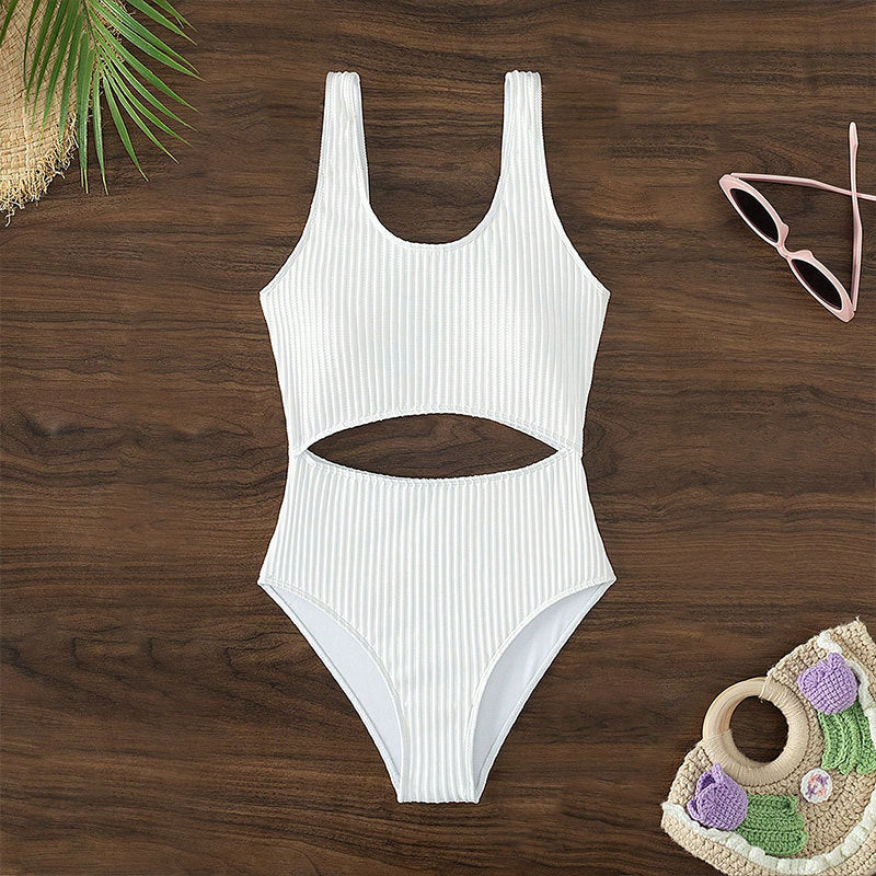 Damer en delad baddräkt med stiligt cut-out-design Mirla-Eva Jonsson