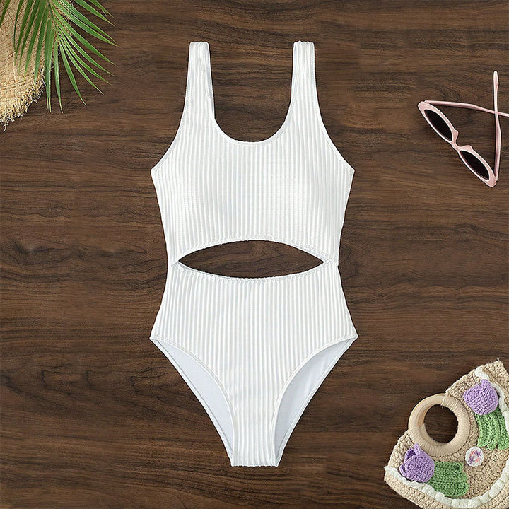 Damer en delad baddräkt med stiligt cut-out-design Mirla-Eva Jonsson