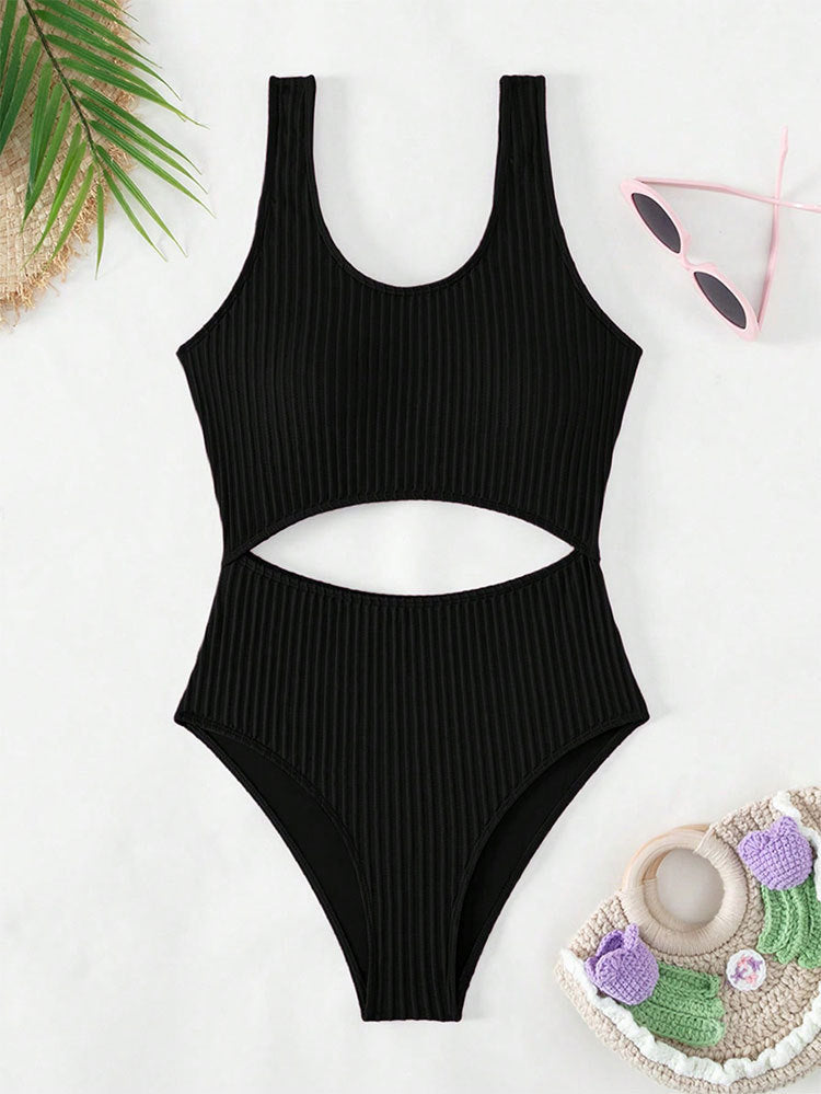 Damer en delad baddräkt med stiligt cut-out-design Mirla-Eva Jonsson