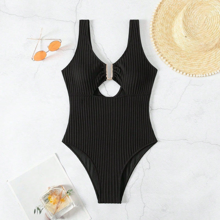 Damer enstycke baddräkt med raffinerad cut-out och sportig design Mirla-Eva Jonsson