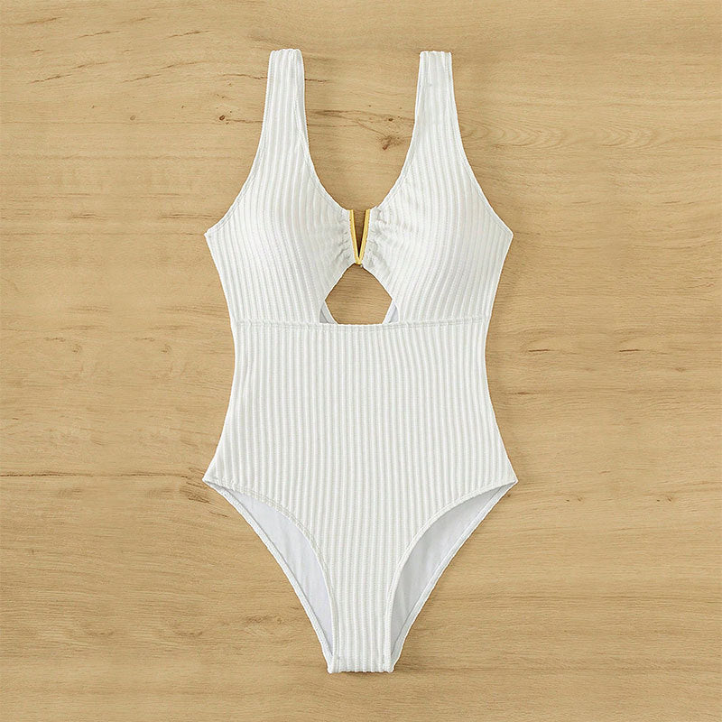 Damer enstycke baddräkt med raffinerad cut-out och sportig design Mirla-Eva Jonsson