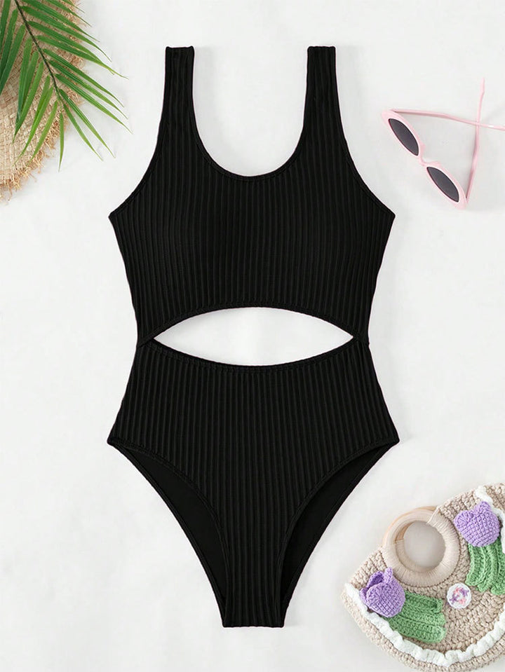 Damer enstycks baddräkt med raffinerad cut-out design och sportig snitt Mirla-Eva Jonsson
