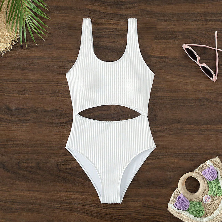 Damer enstycks baddräkt med raffinerad cut-out design och sportig snitt Mirla-Eva Jonsson