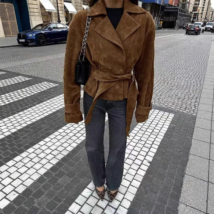 Damer fashionabel konstläderjacka med figursydd passform och elegant bälte Mirla-Eva Jonsson