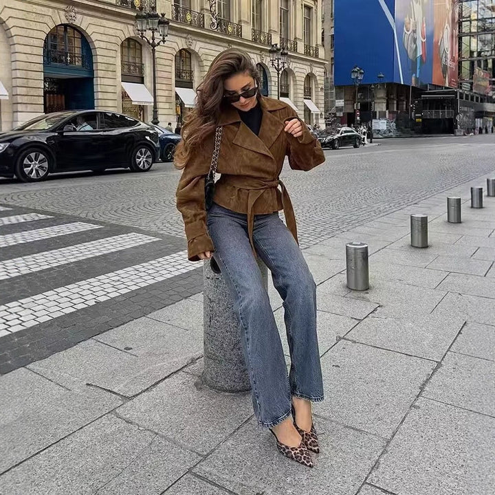 Damer fashionabel konstläderjacka med figursydd passform och elegant bälte Mirla-Eva Jonsson