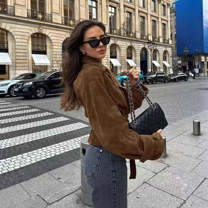 Damer fashionabel konstläderjacka med figursydd passform och elegant bälte Mirla-Eva Jonsson
