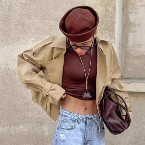 Damer fashionabel kort jacka i minimalistisk design med avslappnad skärning och praktiska detaljer Mirla-Eva Jonsson