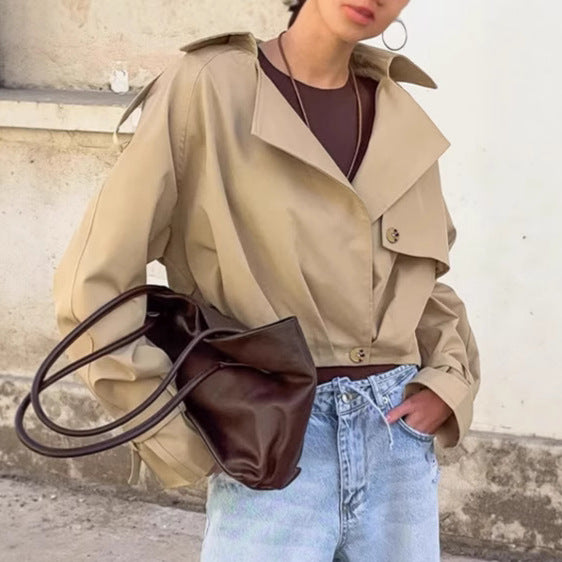 Damer fashionabel kort jacka i minimalistisk design med avslappnad skärning och praktiska detaljer Mirla-Eva Jonsson