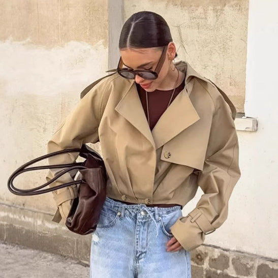 Damer fashionabel kort jacka i minimalistisk design med avslappnad skärning och praktiska detaljer Mirla-Eva Jonsson