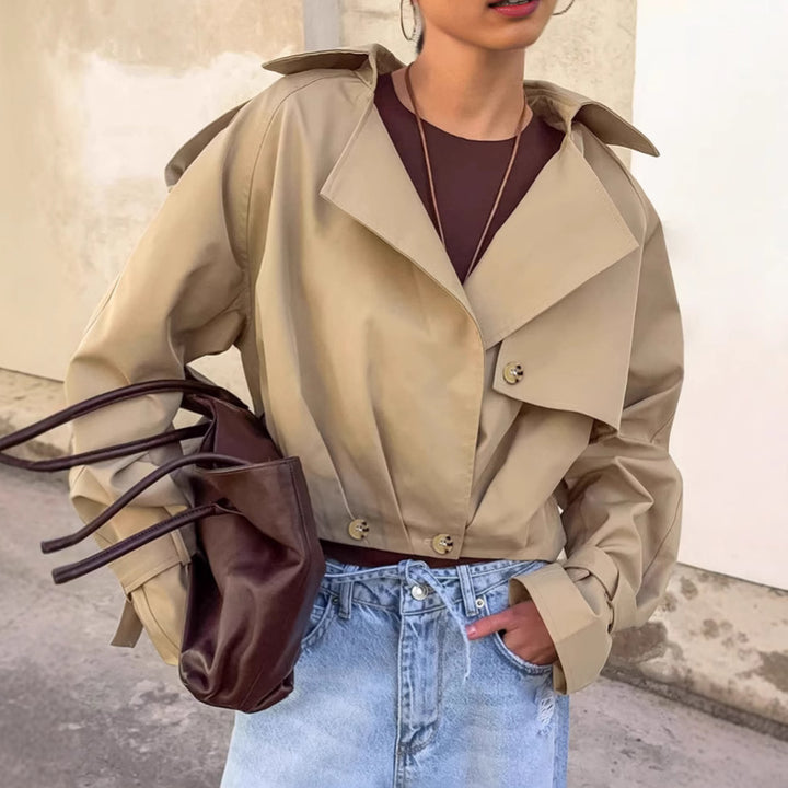 Damer fashionabel kort jacka i minimalistisk design med avslappnad skärning och praktiska detaljer Mirla-Eva Jonsson