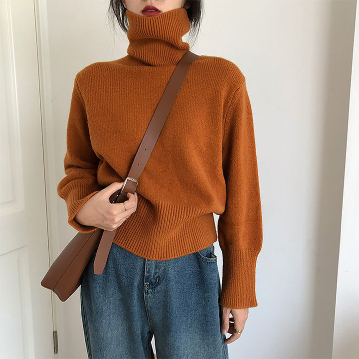 Damer fashionabelt polokrage tröja gjord av mjuk stickad Mirla-Eva Jonsson