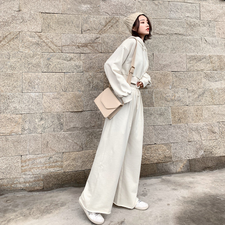 Damer fashionabla och avslappnade loungekläder set med kortad huva och vida byxor Mirla-Eva Jonsson