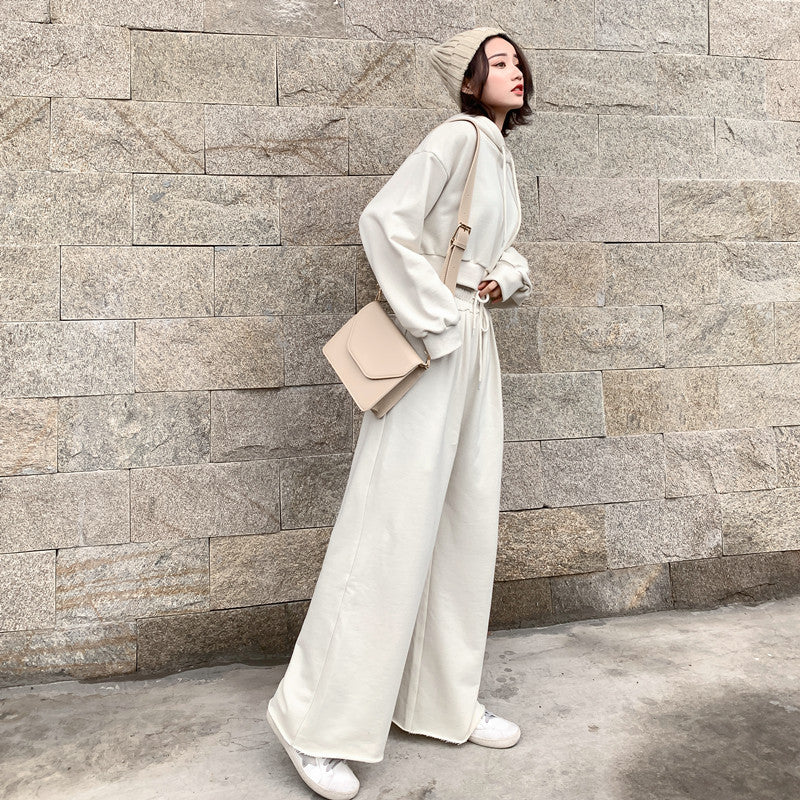 Damer fashionabla och avslappnade loungekläder set med kortad huva och vida byxor Mirla-Eva Jonsson