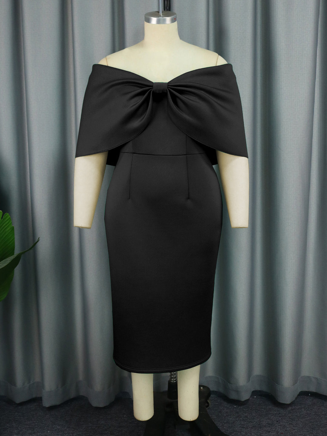 Damer figurnära aftonklänning med avtagbar tyllöverkast och rosettdetalj Mirla-Eva Jonsson