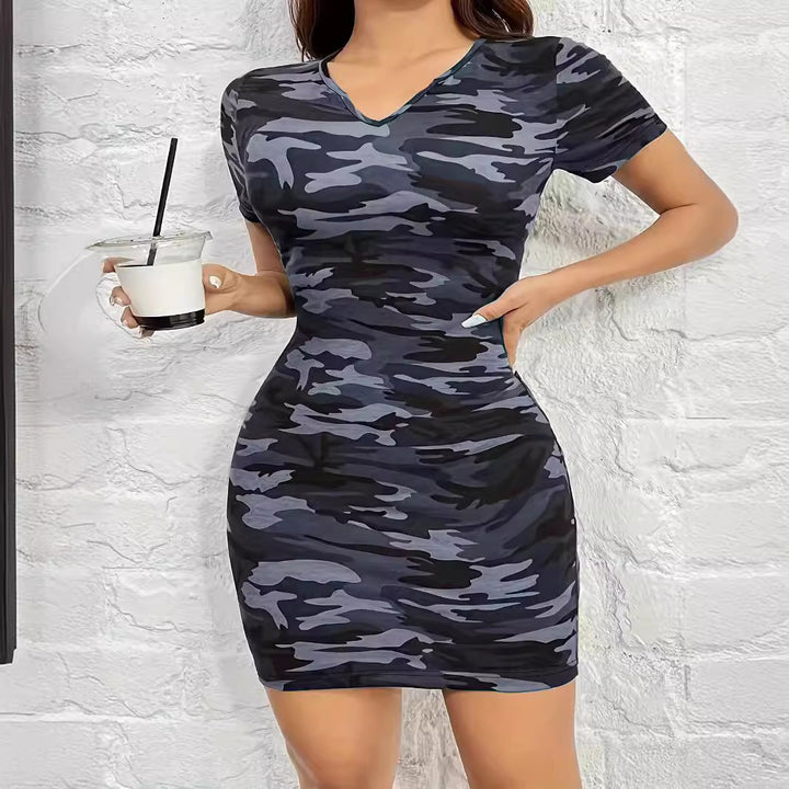 Damer figurnära camouflageklänning med V-ringad och elastiskt material Mirla-Eva Jonsson