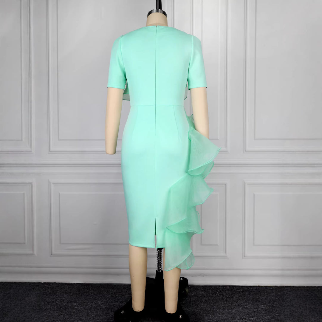 Damer figurnära cocktailklänning med elegant volangdesign Mirla-Eva Jonsson