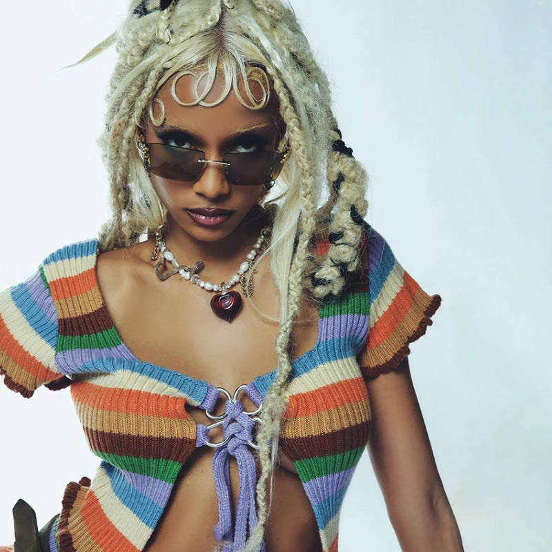 Damer figurnära crop-top med fashionabla ränder och volangdetaljer Mirla-Eva Jonsson