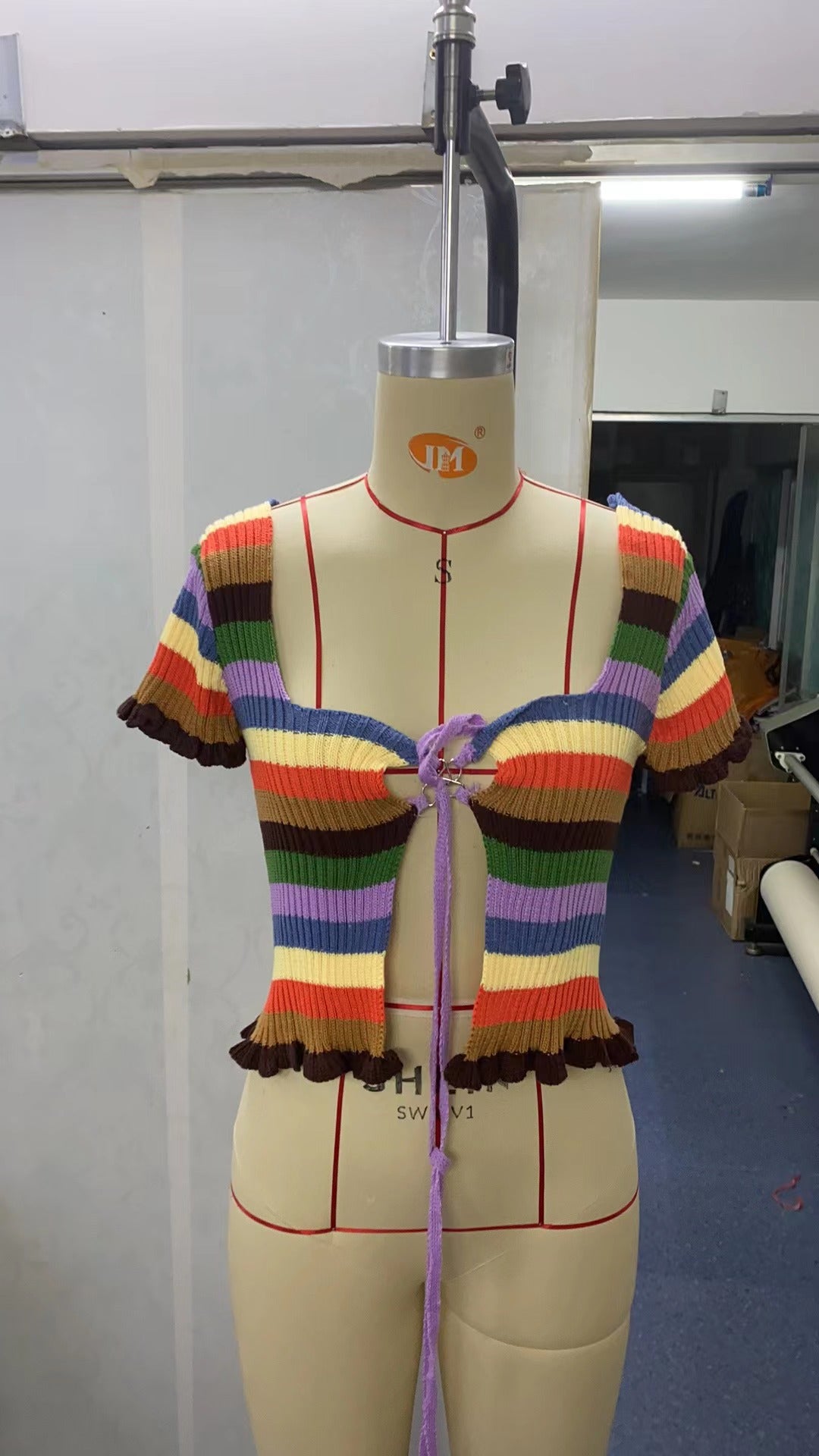 Damer figurnära crop-top med fashionabla ränder och volangdetaljer Mirla-Eva Jonsson