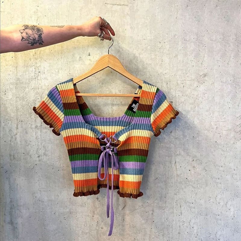 Damer figurnära crop-top med fashionabla ränder och volangdetaljer Mirla-Eva Jonsson