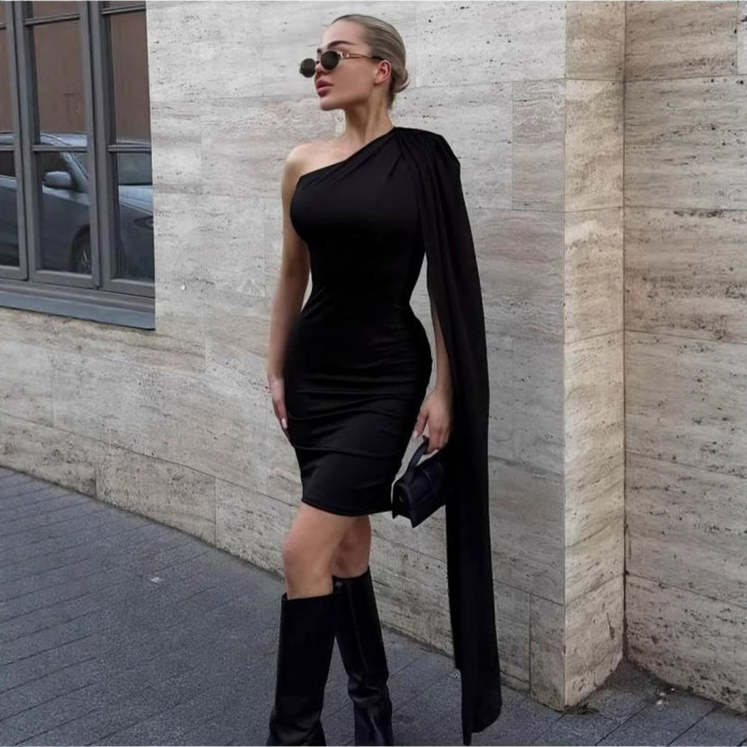 Damer figurnära klänning med asymmetrisk ärm och elegant skärning Mirla-Eva Jonsson