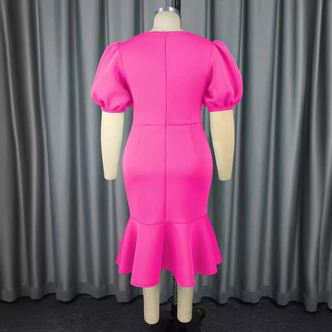 Damer figurnära klänning med voluminösa puffärmar och elegant rynkad avslutning Mirla-Eva Jonsson