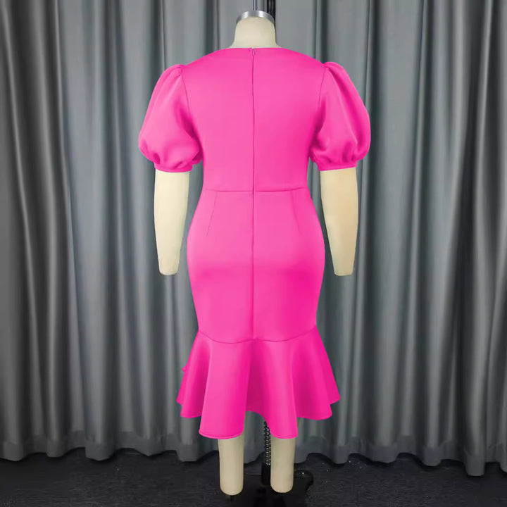 Damer figurnära klänning med voluminösa puffärmar och elegant rynkad avslutning Mirla-Eva Jonsson