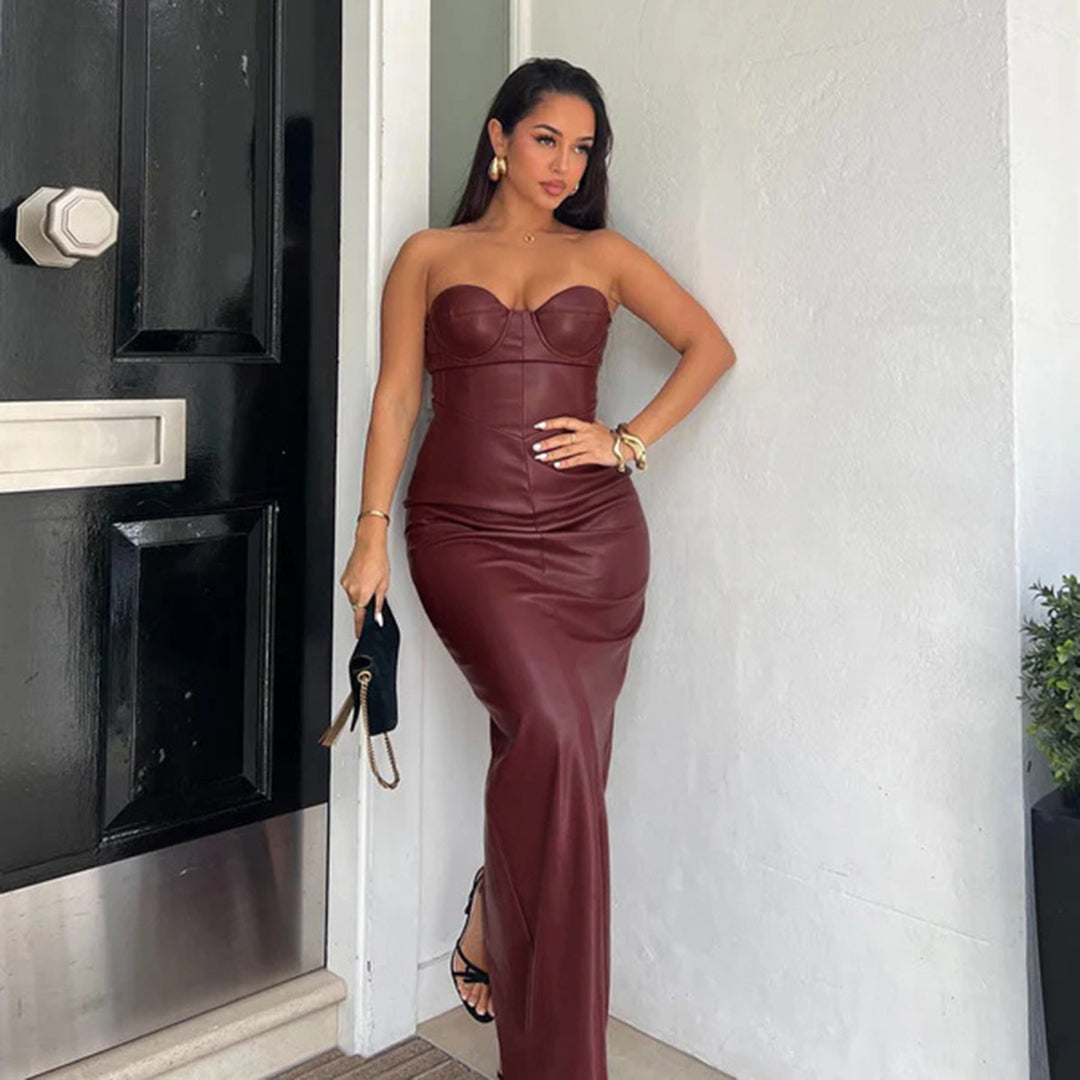 Damer figurnära konstläderklänning med hjärtformad neckline och elegant snitt Mirla-Eva Jonsson