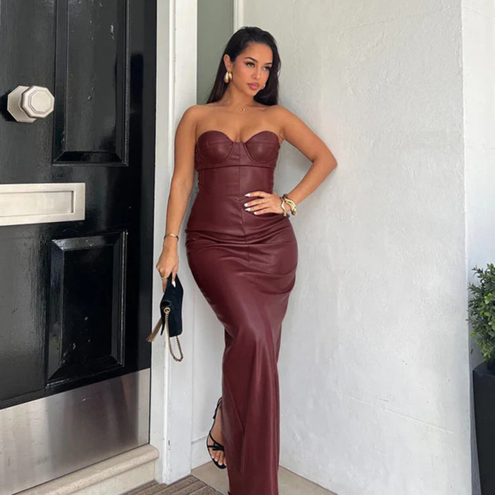 Damer figurnära konstläderklänning med hjärtformad neckline och elegant snitt Mirla-Eva Jonsson