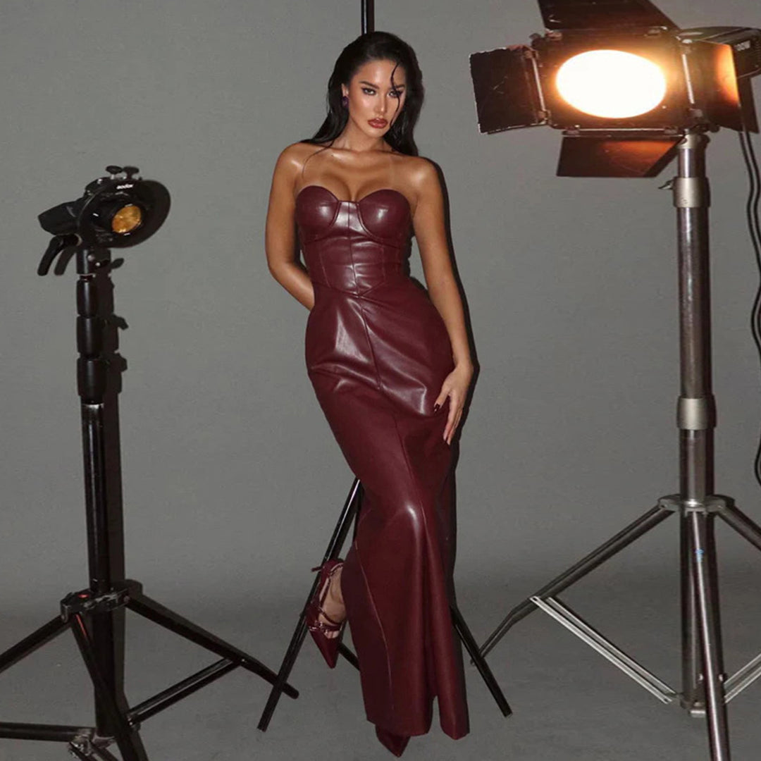 Damer figurnära konstläderklänning med hjärtformad neckline och elegant snitt Mirla-Eva Jonsson