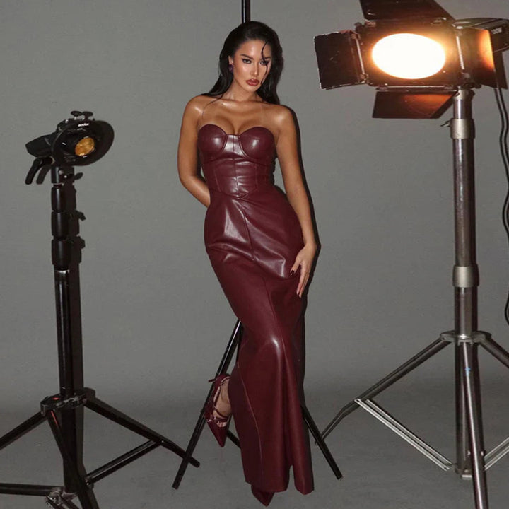 Damer figurnära konstläderklänning med hjärtformad neckline och elegant snitt Mirla-Eva Jonsson