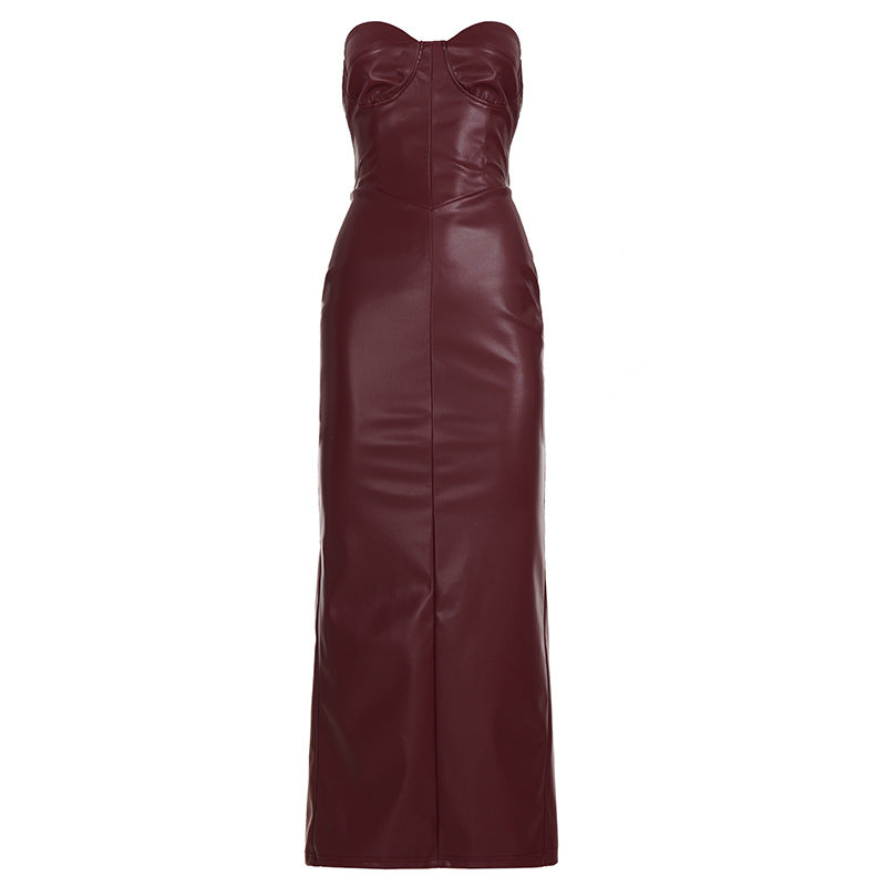Damer figurnära konstläderklänning med hjärtformad neckline och elegant snitt Mirla-Eva Jonsson
