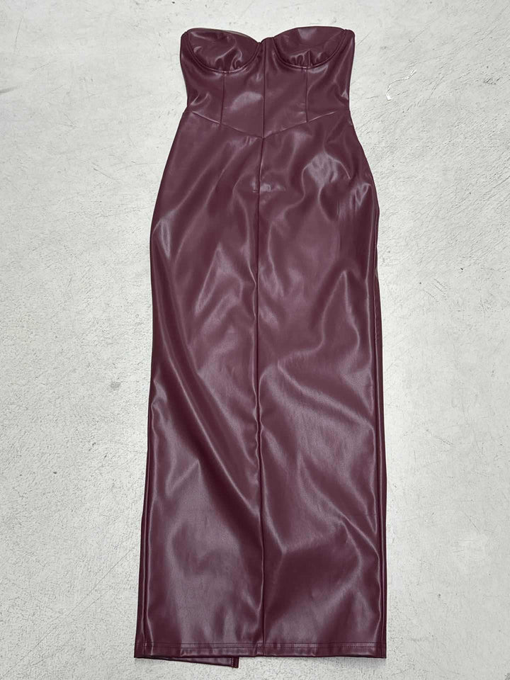 Damer figurnära konstläderklänning med hjärtformad neckline och elegant snitt Mirla-Eva Jonsson