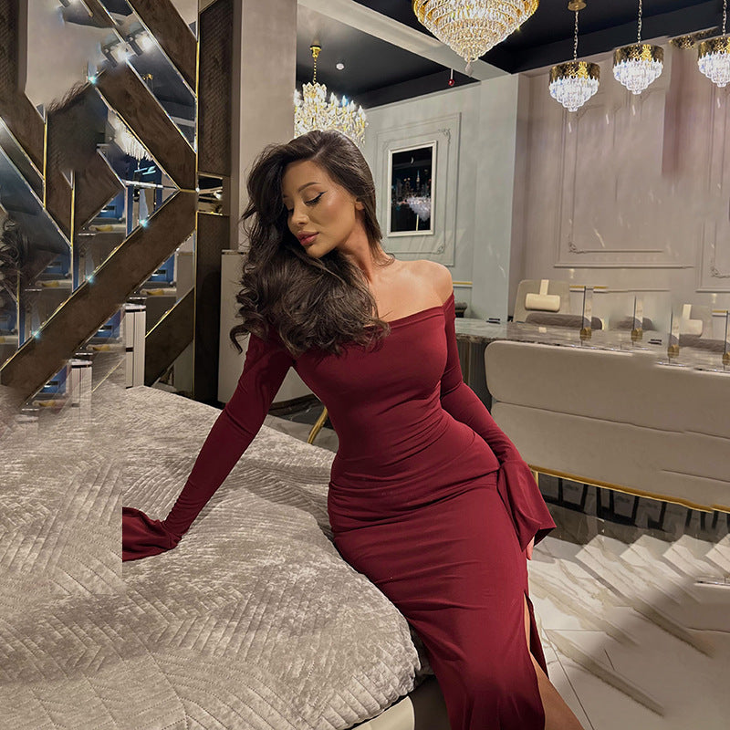 Damer figurnära off-shoulder maxiklänning med elegant slits Mirla-Eva Jonsson