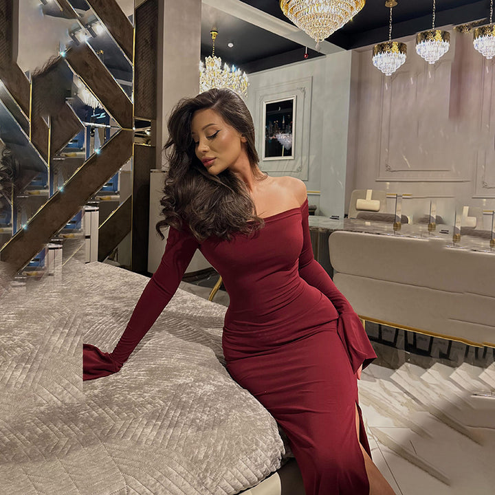 Damer figurnära off-shoulder maxiklänning med elegant slits Mirla-Eva Jonsson